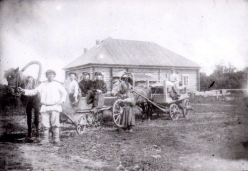 1928G-MARIINSKO-POSADSKII-LESKOZ.-NA-TARANTASE-SIDYT-S-RUZEM-TAKSATOR-V.A.BOCAROV-I-POMOSNIK-TAKSATORA-V.V.-TAVRIN.-PEREEZZAYT-NA-DRUGOI-UCASTOK-RABOTY..jpg