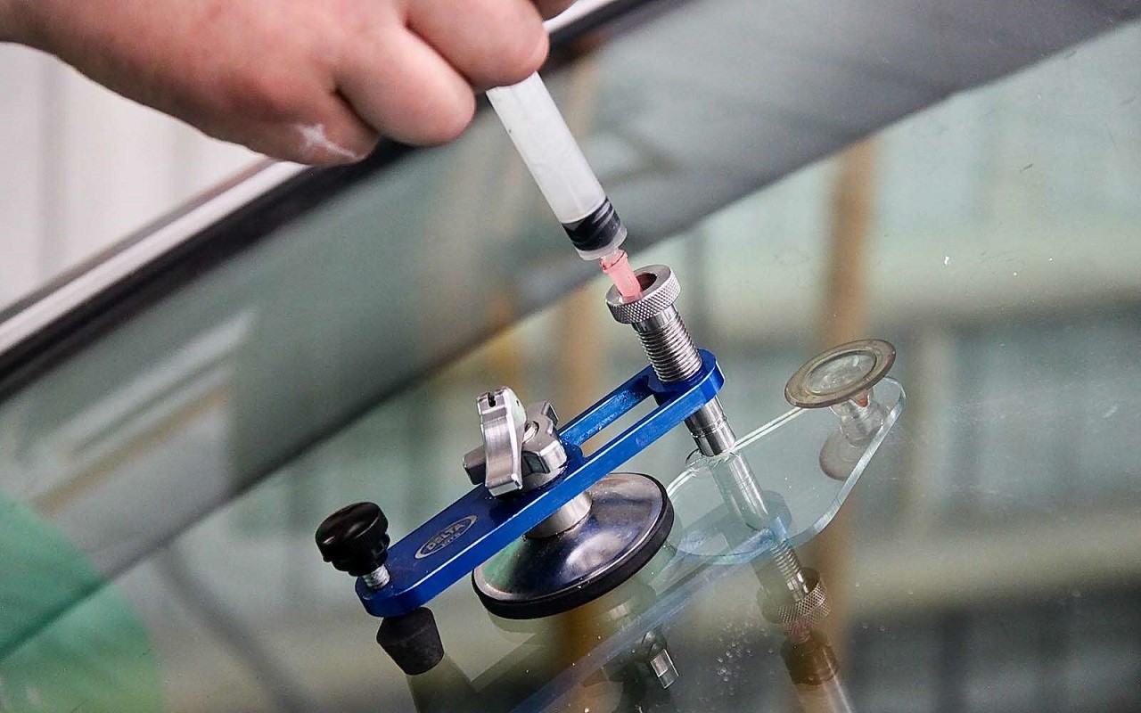 Технология ремонта трещины лобового стекла