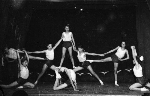 3-1963G.-MARIINSKII-POSAD.-DOM-KULTURY.-VYSTUPLENIE-GIMNASTOV-SKOLY-1.jpg