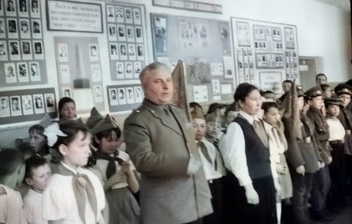 1968G.-23-FEVRALY.-VOENNYI-KOMISSAR-MAIOR-LOSAKOV-NIKOLAI-IVANOVIC.-SORSELY-SKOLA.-OTKRYTIE-KOMNATY-SLAVY.jpg